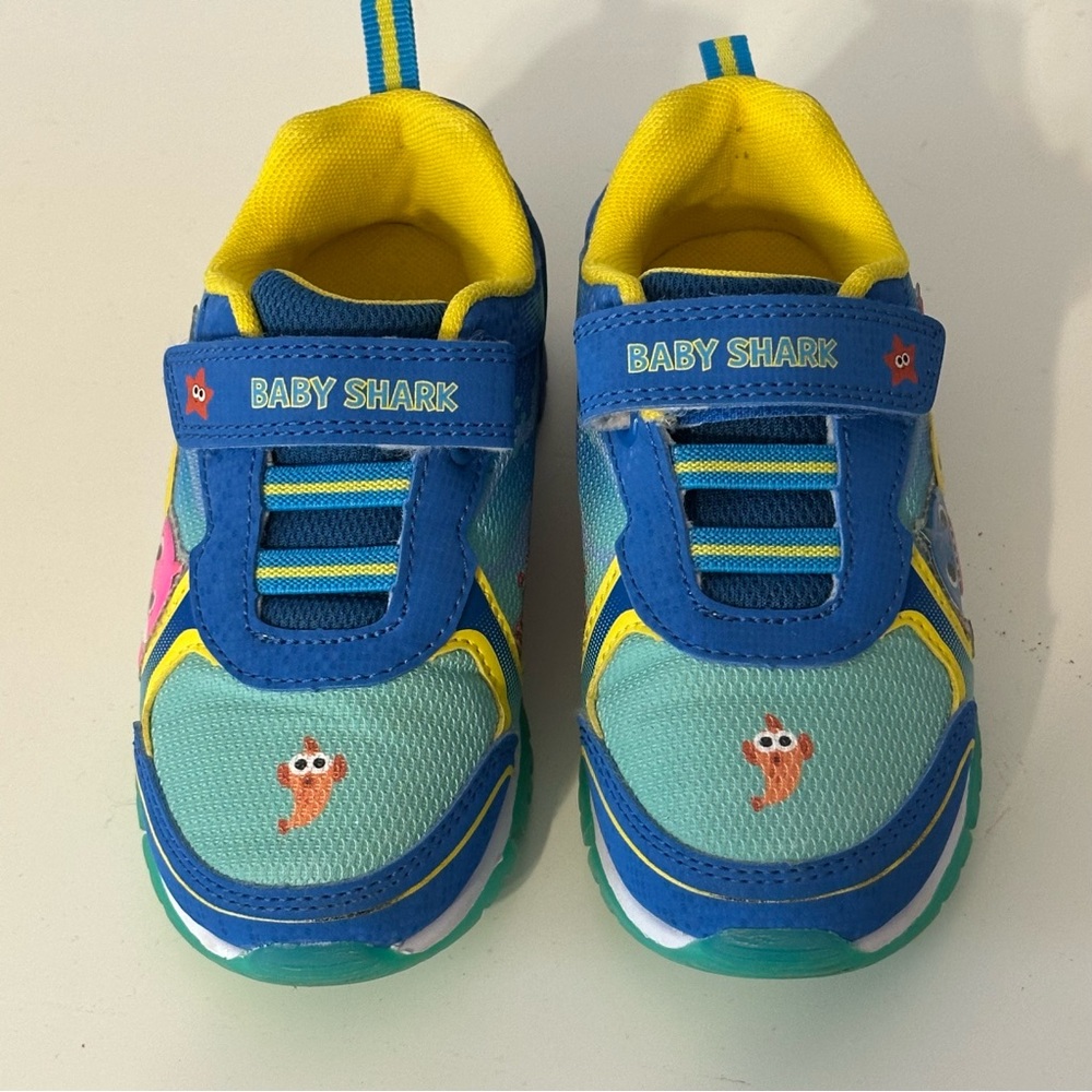 Baby Shark Kids Sneakers - Light Up - Picture 3 of 9